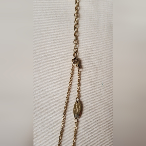 LOUIS VUITTON ESSENTIAL V NECKLACE - Picture 13 of 16
